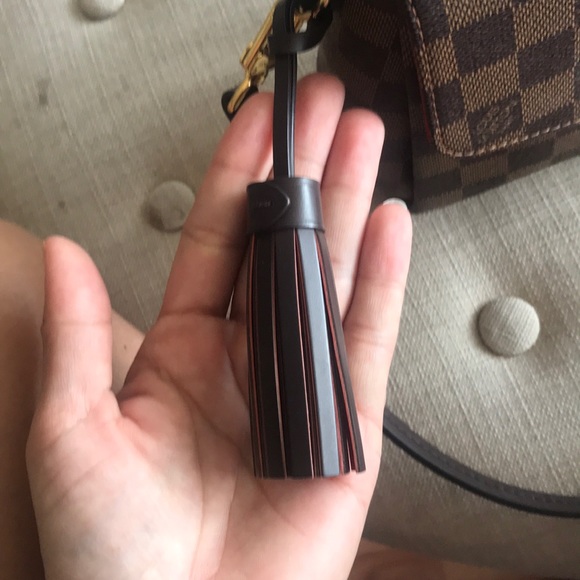 Louis Vuitton - Picture 2 of 5